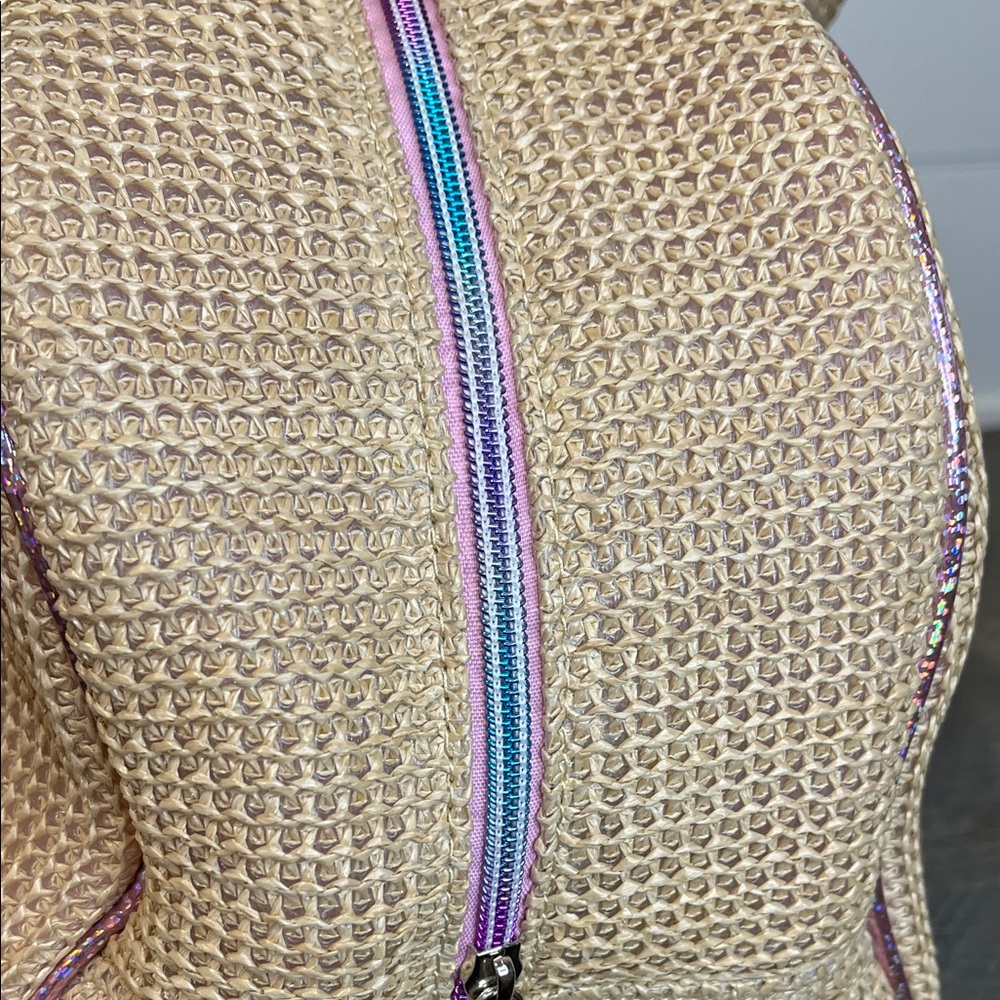 Miss Gwen's - OMG -  "VACAY" Straw Color Block Medium Duffle Bag - Picture 6 of 8